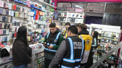 Tras el refuerzo de los controles, la Ciudad ya clausuró más de 100 cuevas de celulares robados