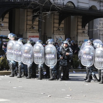 Fuerte represión a los trabajadores del Astillero Río Santiago tras la movilización en La Plata