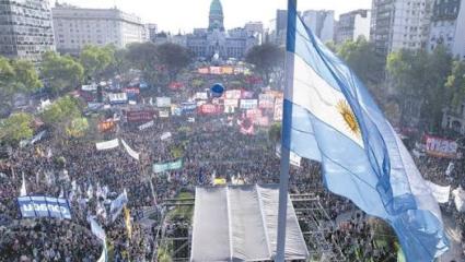 Docentes, médicos y jubilados marchan al Congreso contra los vetos de Milei