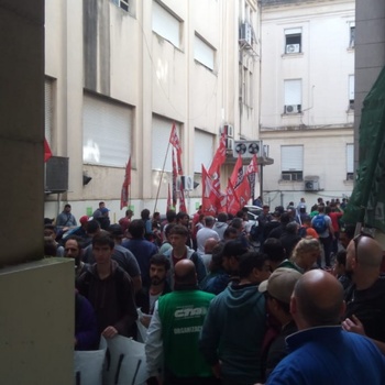 Ante el desplante de Vidal, los trabajadores del Astillero toman el Ministerio de Economía bonaerense