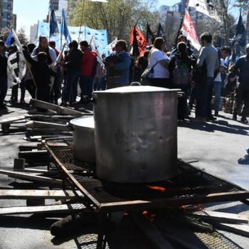 Cooperativas platenses arrancan la semana con una protesta frente al Municipio
