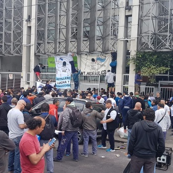 Disconformes por la oferta salarial de Vidal, trabajadores del Astillero movilizan al Ministerio de Trabajo