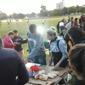 La crisis y el hambre azotan a La Plata: una olla popular le da de comer a 200 vecinos