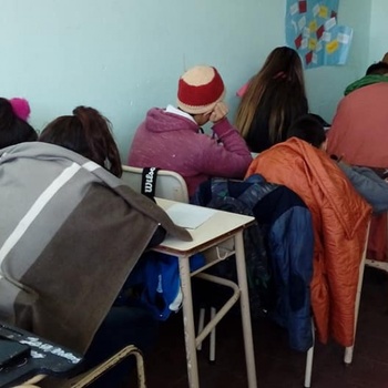 La educación, en crisis: en una escuela de Mar del Plata no hay vidrios y los chicos van a clases con frazadas