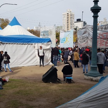 Cooperativistas acampan frente a la Municipalidad: piden ser recibidos por Garro y denuncian que cobran sueldos de “miseria”