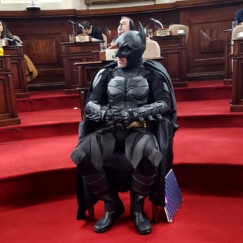 En medio del apagón, el Concejo Deliberante homenajeó al “Batman solidario”