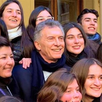 Con la economía en picada, Macri sigue de campaña y le pidió el voto a los adolescentes