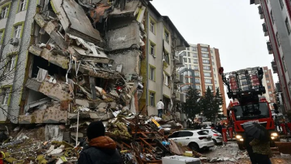 Al menos 1.300 muertos tras un brutal terremoto en Turquía y Siria
