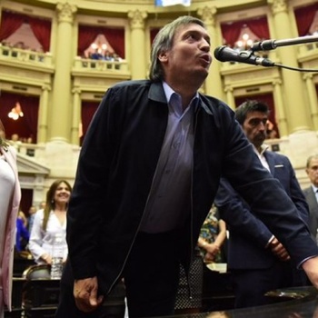 Máximo Kirchner juró su banca en diputados al ritmo de los Redondos: “En este día y cada día”