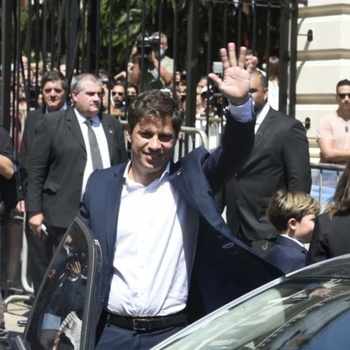 Como Alberto Fernández, Kicillof quiere sacar las vallas de la Casa de Gobierno