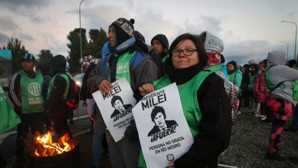 Milei llegó a Bariloche a disertar en el Foro Llao Llao, con protestas en el Aeropuerto y caminos