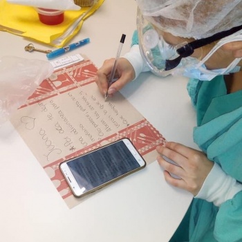 Los conmovedores mensajes en los manteles de papel que recibieron pacientes de coronavirus
