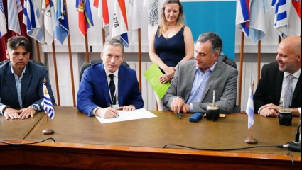 Esteban Echeverría y Canelones firmaron un convenio: “El cooperativismo y la hermandad regional son los ejes”