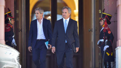 Caputo blanquea intervención del dólar, sube el riesgo país y crecen las dudas sobre la capacidad de afrontar la deuda