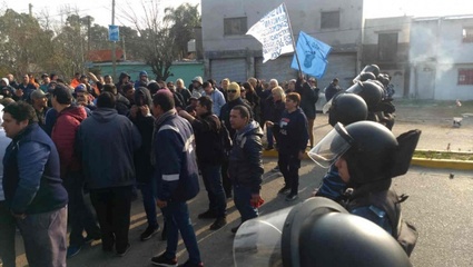 Tensión en Ensenada: piedras y balas de goma entre obreros de la UOCRA y la Policía