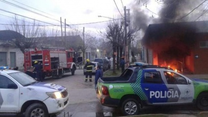 Un grupo de vecinos de San Vicente quemó una oficina de Edesur
