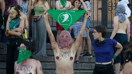 Pañuelos verdes, vendas negras y un grito colectivo: mujeres y disidencias recrearon la intervención "Un violador en tu camino"