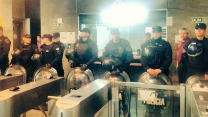 En contra del trapaso a la Ciudad, un centenar de policías federales tomaron el Ministerio de Seguridad porteño