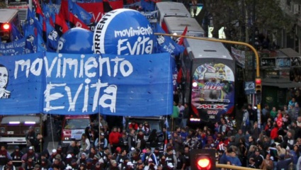 Movimientos sociales se movilizan a Plaza de Mayo en apoyo al Presidente