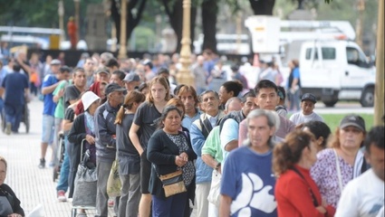 Nuevo "Panazo" frente al Congreso con una multitud que se acercó en busca de pan