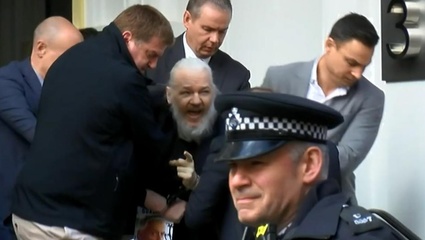 Ecuador le quitó el asilo político a Julian Assange y la Policía británica lo arrestó
