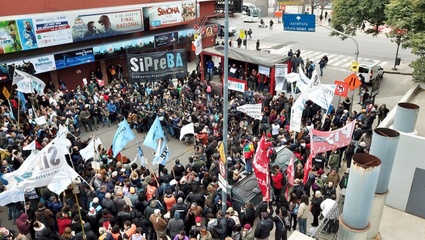 Masiva marcha de los trabajadores de prensa contra los despidos en Télam