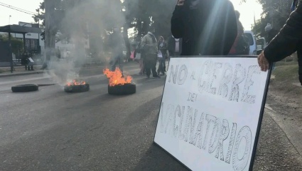 Vecinos de Los Hornos movilizaron en defensa del vacunatorio, y la explicación de Salud dejó gusto a poco