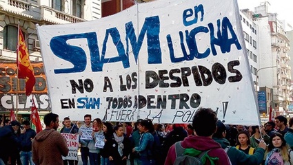 Al grito de "por una navidad sin familias en la calle”, trabajadores del SIAM cortaron el puente pueyrredon