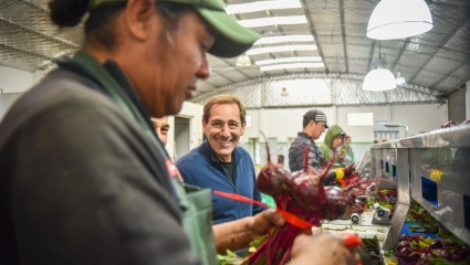 Garro llamó a “acompañar al sector privado y trabajar a la par” en su recorrido por Abasto