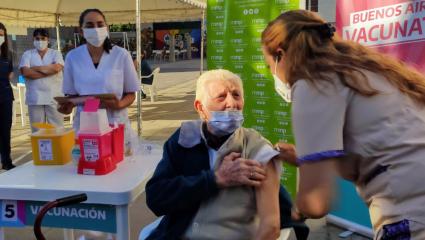 Un vecino de 101 años fue vacunado en Marcos Paz y Kicillof lo saludó: “Gracias por poner el hombro”