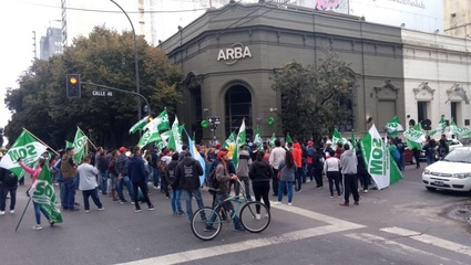 Trabajadores de maestranza protestaron frente a ARBA por salarios adeudados