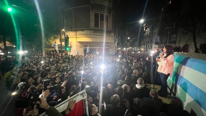Militantes cumplen el décimo día de vigilia frente a la casa de Cristina