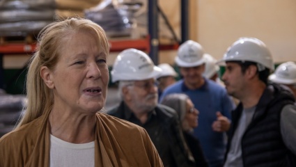 Stolbizer recorrió una fábrica de reciclado en Ensenada junto a Gastón Crespo