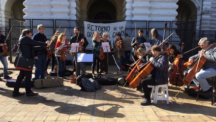La Plata: como forma de protesta la Orquesta de Cámara realizó un concierto en las puertas del Municipio