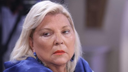 Carrió: "Si hubiera otro gobierno, también habría vacunatorios VIP"