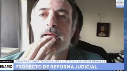 Esteban Bullrich, el senador de cartón:  colocó una foto suya en la pantalla durante el debate de la reforma judicial