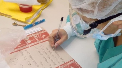 Los conmovedores mensajes en los manteles de papel que recibieron pacientes de coronavirus