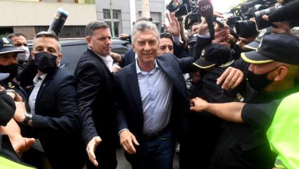 Macri le arrebató un micrófono a un periodista y fue repudiado por diputados del Frente de Todos