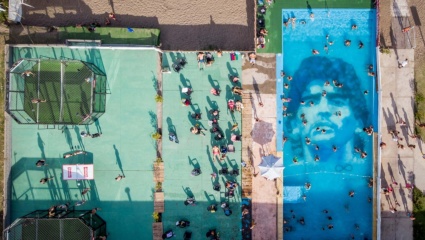 Homenaje subacuático: inauguraron una pileta con una gigantografía de Maradona en Mar del Plata