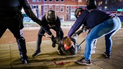 Más de 180 detenidos en tercera noche de protestas contra el toque de queda en Países Bajos
