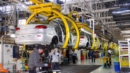 Aumentó la fabricación de vehículos y no es mayor por la restricción externa