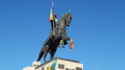 Azul: San Martín se vistió con los colores de la diversidad y estalló la homofobia 