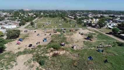 Una banda de usurpadores asedia a vecinos de un barrio platense