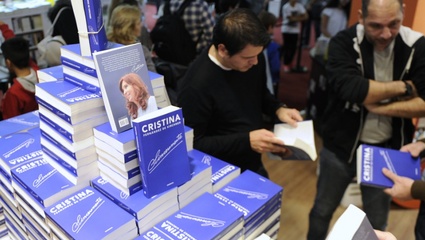 Bonadío intenta embargar las ganancias de CFK por la publicación de su libro