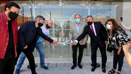 Máximo Kirchner acompañó a Mario Secco en la inauguración del edificio Malvinas