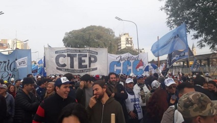Movimientos populares acampan frente a Carrefour: exigen medidas ante la crisis económica