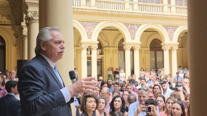 Alberto saludó a los empleados de Casa Rosada y afirmó: “Estamos dejando un país en marcha”