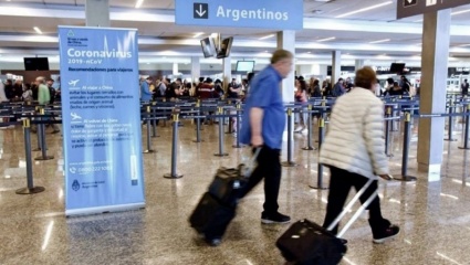 Migraciones confirmó que un pasajero contagiado con la variante Delta incumplió la cuarentena