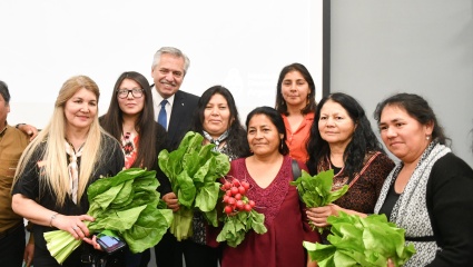 Alberto encabezó la firma de convenios entre productores de la economía popular y la red Chango Más