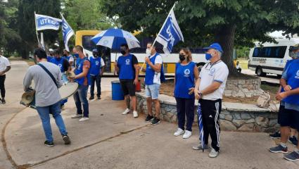 Trabajadores de Gimnasia movilizaron a Estancia Chica y anuncian paro por incumplimientos salariales